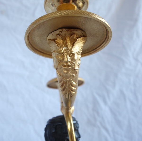 Paire de candélabres d'époque Consulat en bronze patiné et doré - 35,5cm