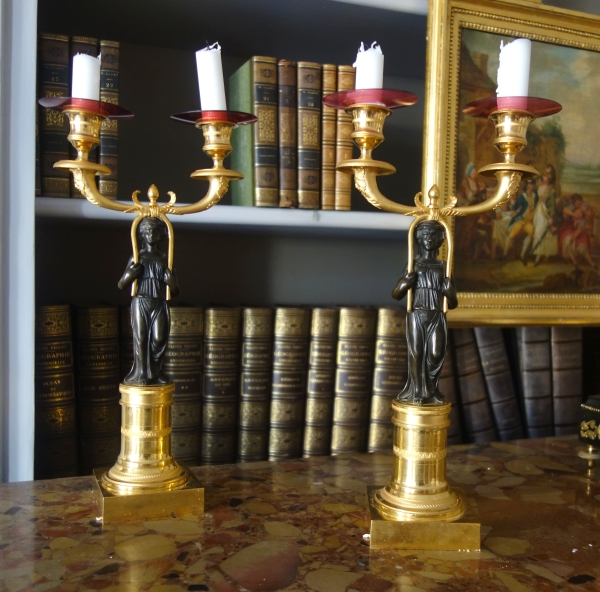 Paire de candélabres d'époque Consulat en bronze patiné et doré - 35,5cm