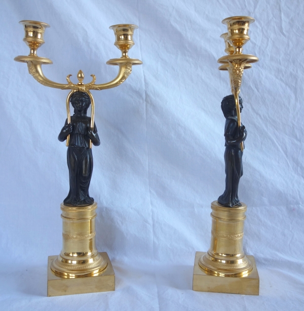 Paire de candélabres d'époque Consulat en bronze patiné et doré - 35,5cm