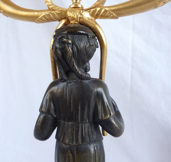 Paire de candélabres d'époque Consulat en bronze patiné et doré - 35,5cm