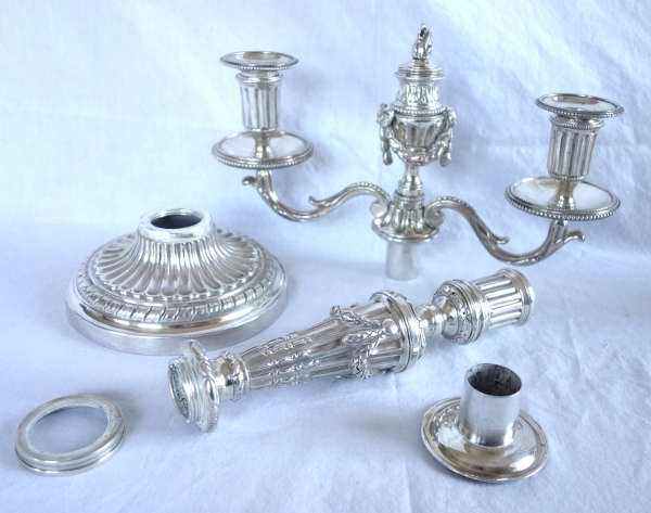 Paire de flambeaux candélabres d'époque Louis XVI en bronze argenté, usage 1 à 3 feux
