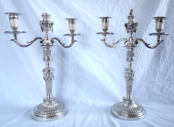 Paire de flambeaux candélabres d'époque Louis XVI en bronze argenté, usage 1 à 3 feux