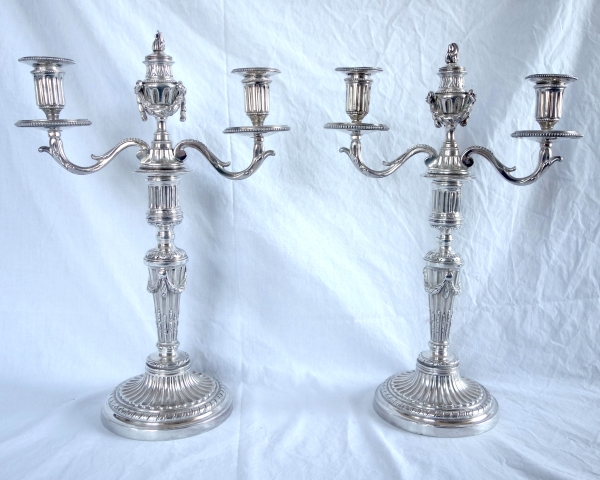 Paire de flambeaux candélabres d'époque Louis XVI en bronze argenté, usage 1 à 3 feux