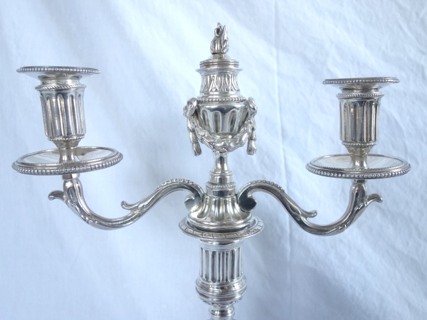 Paire de flambeaux candélabres d'époque Louis XVI en bronze argenté, usage 1 à 3 feux