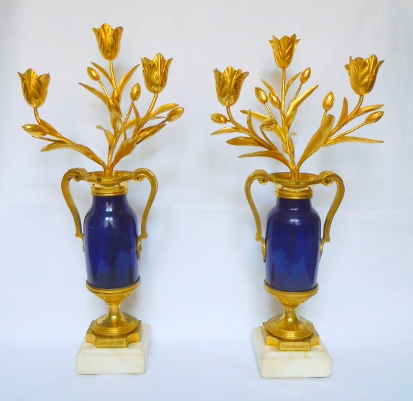 Paire de candélabres d'époque Louis XVI en verre bleu du Creusot, bronze doré et marbre
