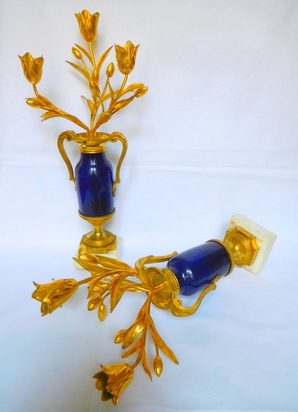 Paire de candélabres d'époque Louis XVI en verre bleu du Creusot, bronze doré et marbre