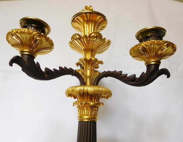 Paire de candélabres en bronze patiné et doré, époque Restauration