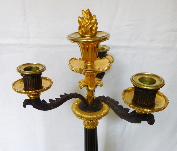 Paire de candélabres en bronze patiné et doré, époque Restauration