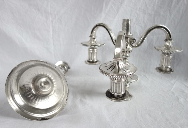 Paire de grands candélabres de style Louis XVI à 4 feux en bronze argenté