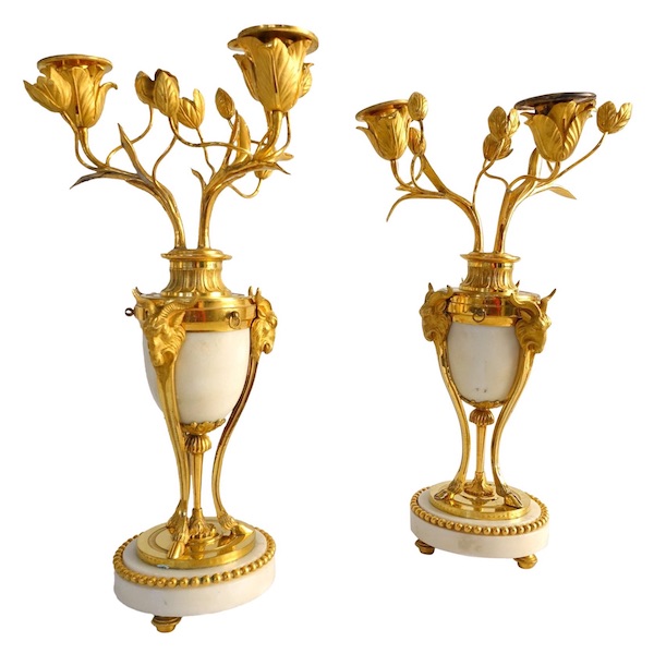 Paire de candélabres cassolettes à bougeoirs renversés en bronze doré et marbre, style Louis XVI