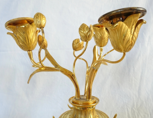 Paire de candélabres cassolettes à bougeoirs renversés en bronze doré et marbre, style Louis XVI