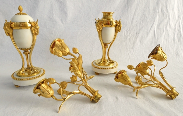 Paire de candélabres cassolettes à bougeoirs renversés en bronze doré et marbre, style Louis XVI