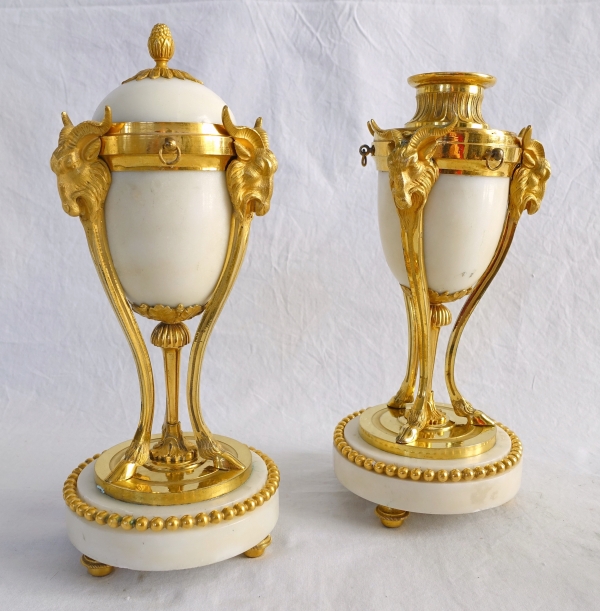 Paire de candélabres cassolettes à bougeoirs renversés en bronze doré et marbre, style Louis XVI