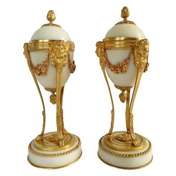 Paire de cassolettes à bougeoirs renversés en bronze doré et marbre, style Louis XVI