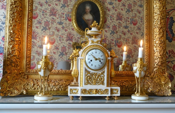 Paire de cassolettes à bougeoirs renversés en bronze doré et marbre, style Louis XVI