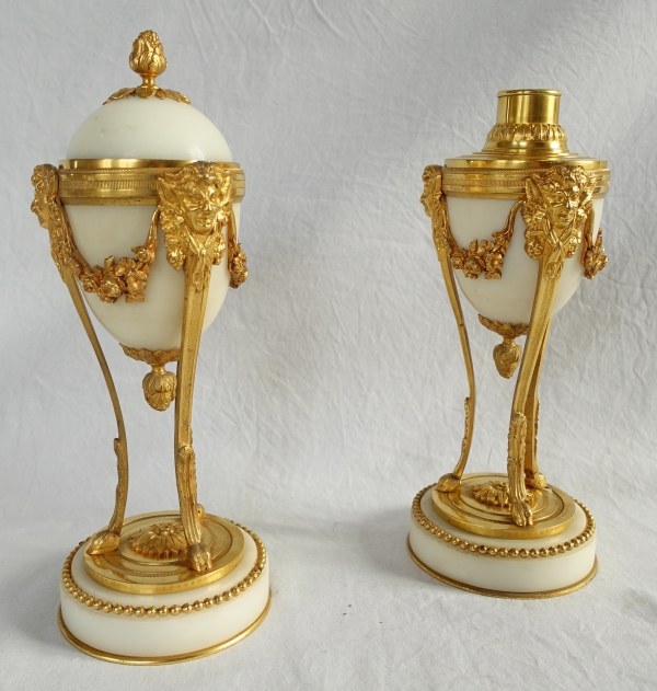 Paire de cassolettes à bougeoirs renversés en bronze doré et marbre, style Louis XVI