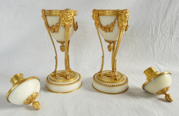 Paire de cassolettes à bougeoirs renversés en bronze doré et marbre, style Louis XVI