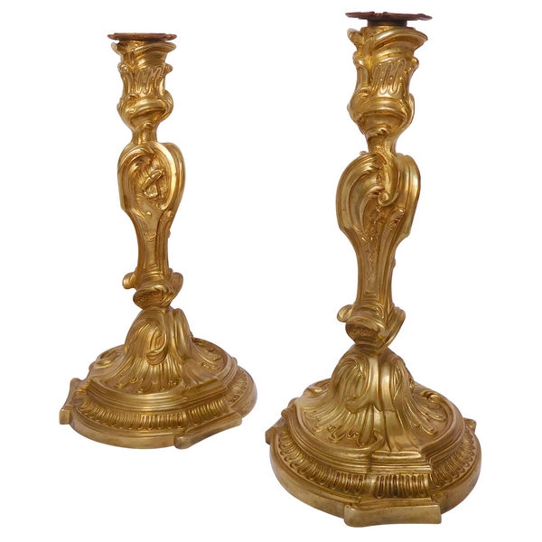 Paire de flambeaux en bronze doré de style Louis XV d'après Meissonnier