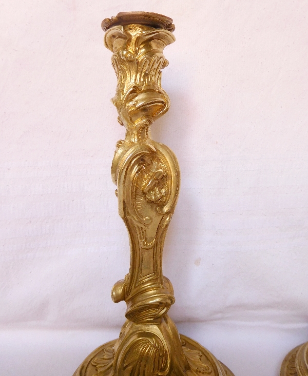 Paire de flambeaux en bronze doré de style Louis XV d'après Meissonnier
