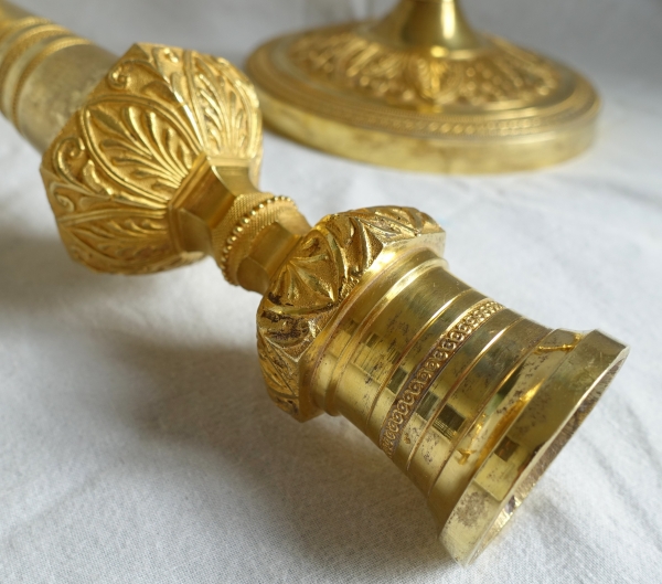 Paire de flambeaux bougeoirs Empire en bronze doré au mercure - travail Russe ou Suédois