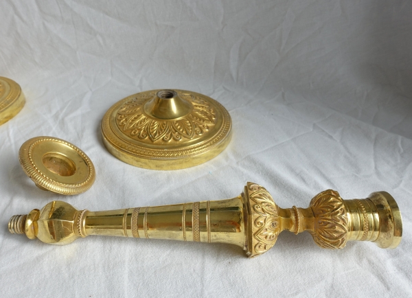 Paire de flambeaux bougeoirs Empire en bronze doré au mercure - travail Russe ou Suédois
