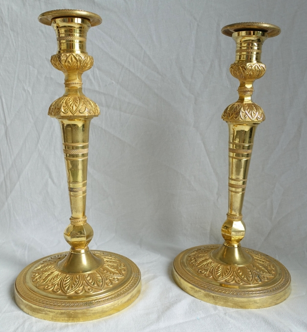 Paire de flambeaux bougeoirs Empire en bronze doré au mercure - travail Russe ou Suédois