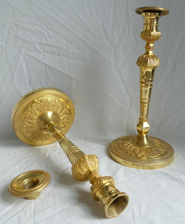 Paire de flambeaux bougeoirs Empire en bronze doré au mercure - travail Russe ou Suédois