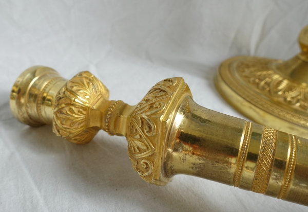 Paire de flambeaux bougeoirs Empire en bronze doré au mercure - travail Russe ou Suédois