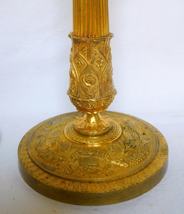 Paire de flambeaux bougeoirs en bronze ciselé et doré d'époque Restauration
