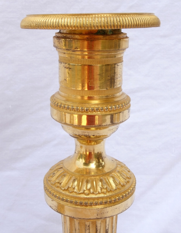 Paire de flambeaux / bougeoirs en bronze doré d'époque Louis XVI