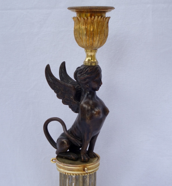 Paire de flambeaux bougeoirs Directoire aux sphinges en bronze doré et marbre, époque fin XVIIIe siècle