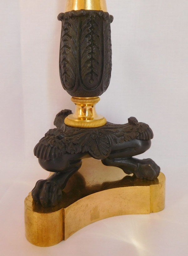 Paire de flambeaux / bougeoirs Empire en bronze doré au mercure & patiné, époque Restauration