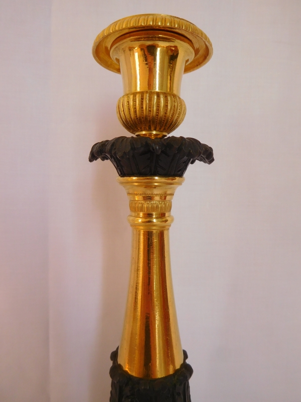 Paire de flambeaux / bougeoirs Empire en bronze doré au mercure & patiné, époque Restauration
