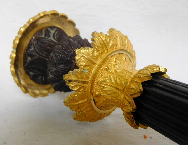 Paire de bougeoirs flambeaux tripodes bronze patiné et doré au mercure, époque Empire Restauration début XIXe