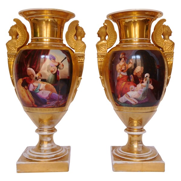 Paire de grands vases Empire en porcelaine de Paris - décor doré & polychrome au harem - 43cm