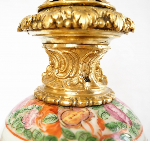 Paire de grandes lampes en porcelaine de Canton et bronze doré
