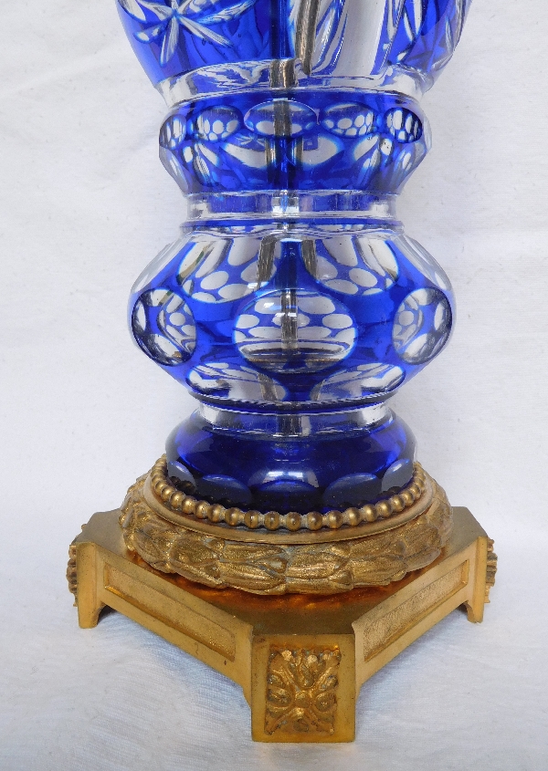 Cristal de Baccarat : grand pied de lampe en cristal overlay bleu monté bronze doré