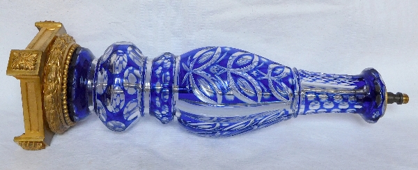 Cristal de Baccarat : grand pied de lampe en cristal overlay bleu monté bronze doré