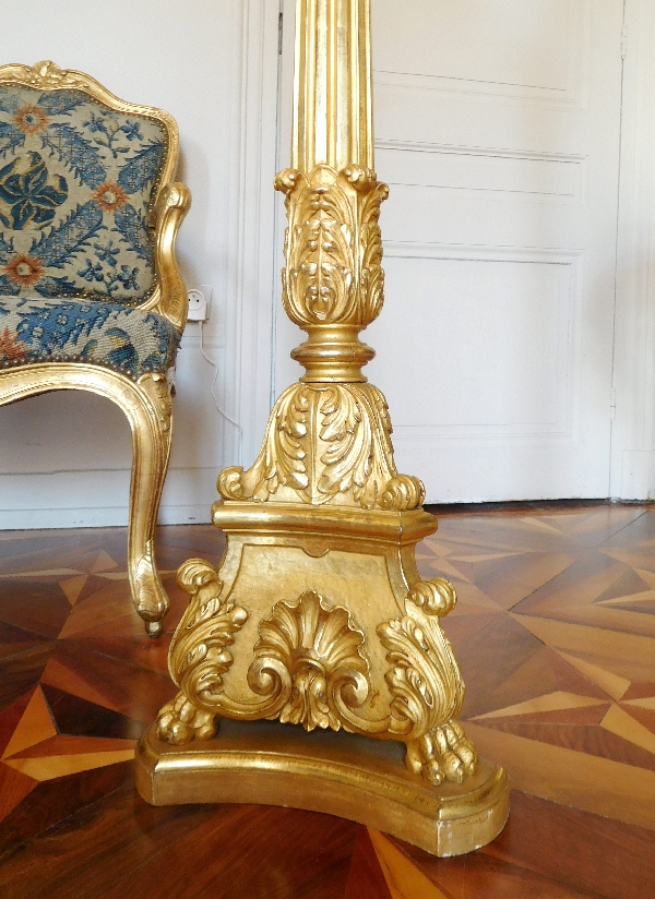 Grand pique-cierge Pascal ou torchère en bois doré, époque Restauration