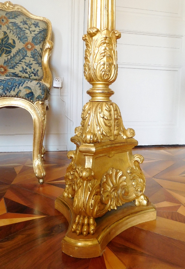 Grand pique-cierge Pascal ou torchère en bois doré, époque Restauration