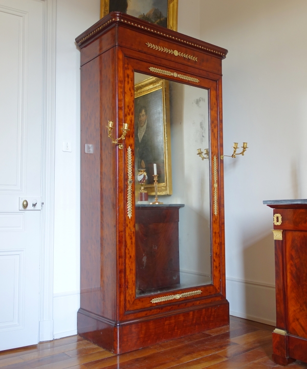 Jacob : armoire à glace psyché en acajou moucheté & bronze doré d'époque Restauration, estampillée