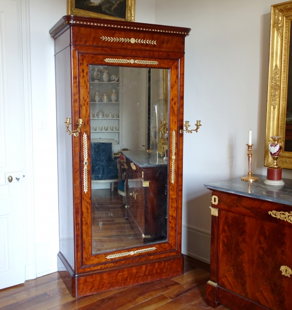 Jacob : armoire à glace psyché en acajou moucheté & bronze doré d'époque Restauration, estampillée