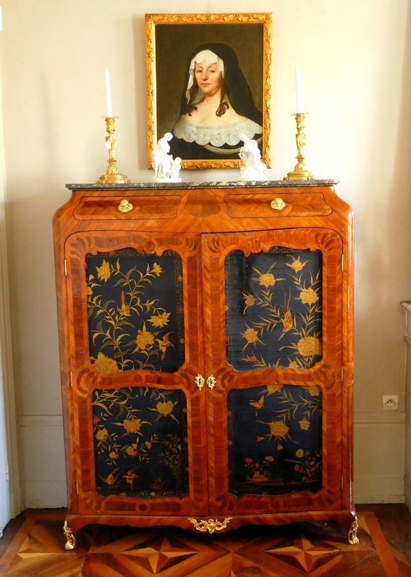 Macret : armoire d'époque Louis XV en bois de rose et laque - estampille et étiquette