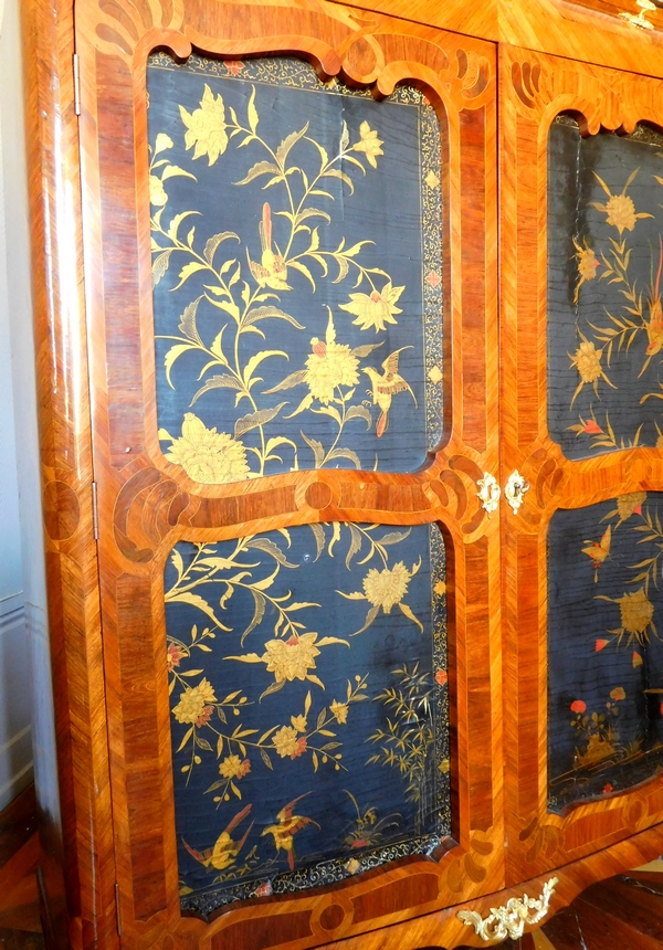 Macret : armoire d'époque Louis XV en bois de rose et laque - estampille et étiquette