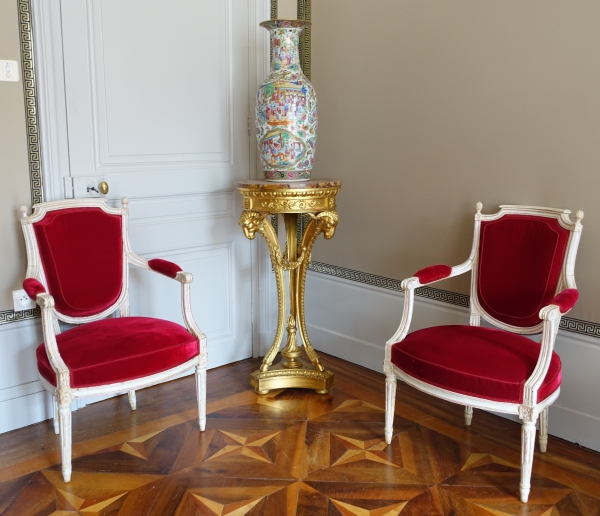 Athénienne guéridon en bois sculpté et doré de style Louis XVI, marbre brèche d'Alep