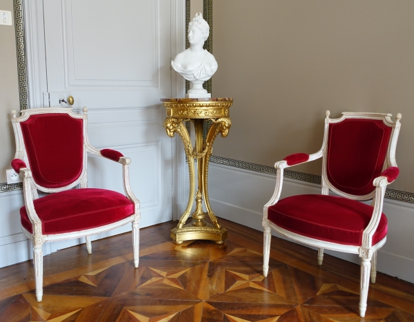 Athénienne guéridon en bois sculpté et doré de style Louis XVI, marbre brèche d'Alep