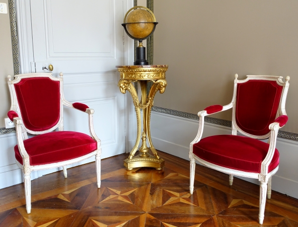 Athénienne guéridon en bois sculpté et doré de style Louis XVI, marbre brèche d'Alep