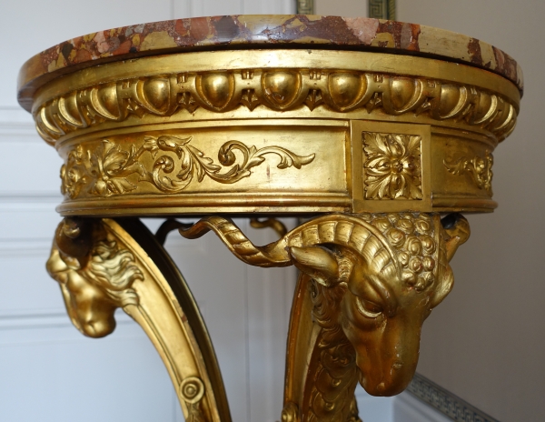 Athénienne guéridon en bois sculpté et doré de style Louis XVI, marbre brèche d'Alep