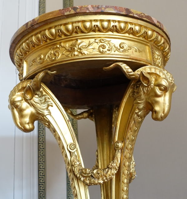 Athénienne guéridon en bois sculpté et doré de style Louis XVI, marbre brèche d'Alep