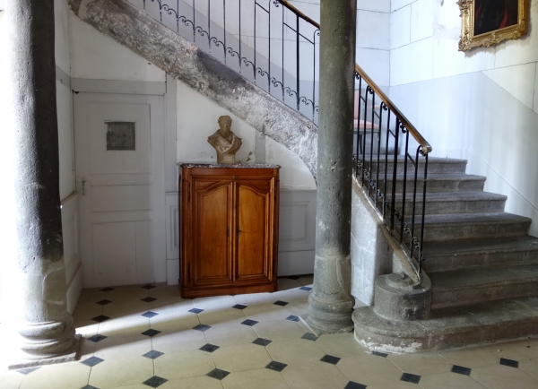 Petit buffet de chasse d'époque Louis XV en boiserie de noyer